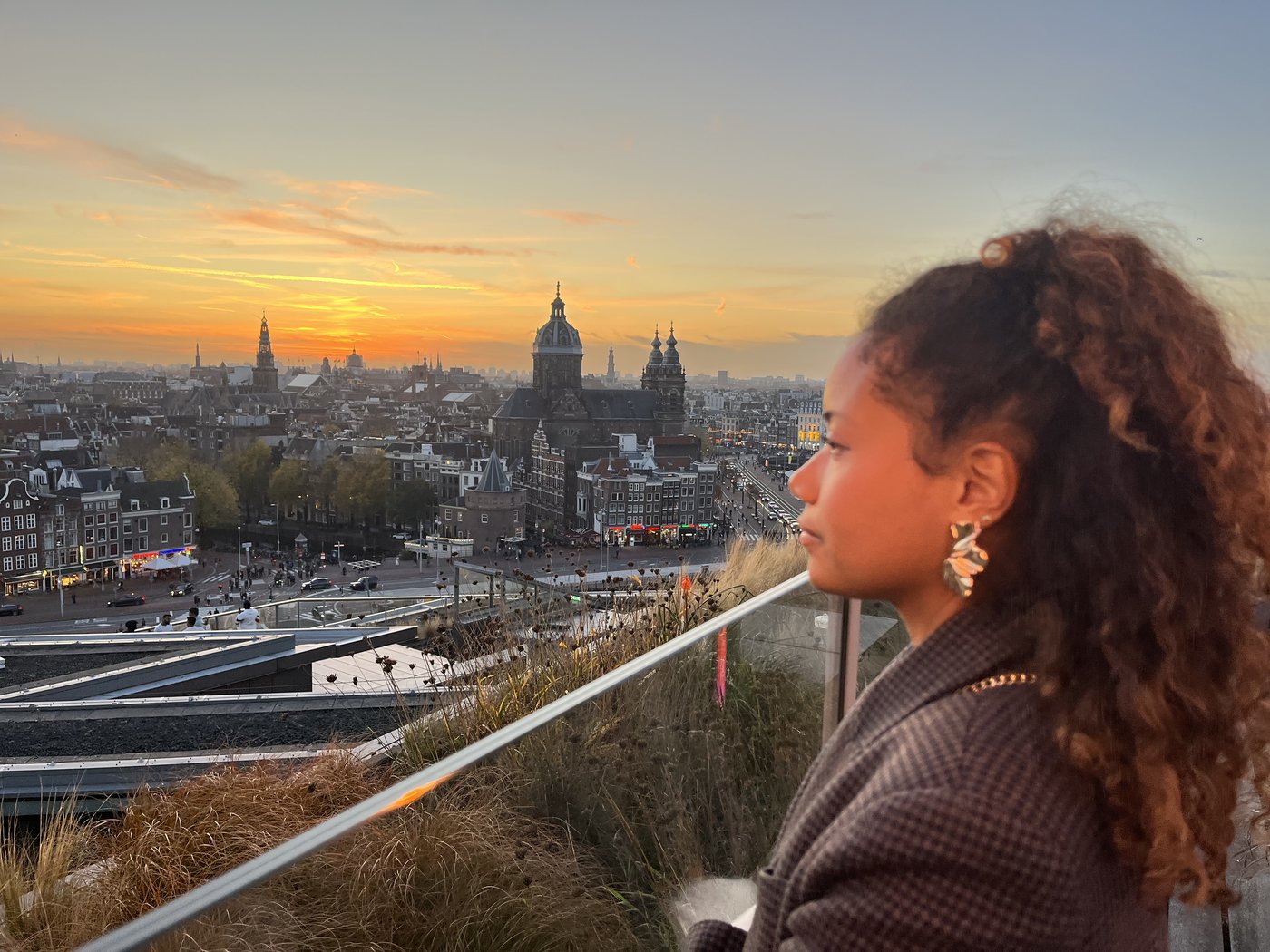 Maria-Alejandra contemplant Amsterdam au coucher de soleil