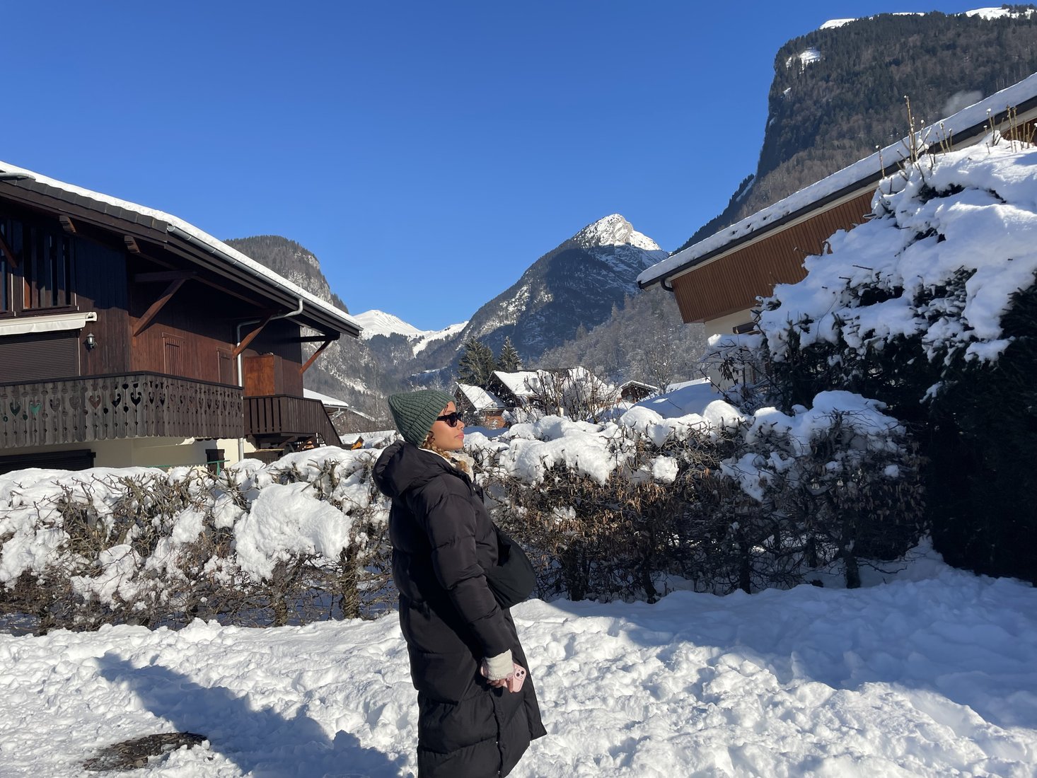 Maria-Alejandra dans un village de montagne enneigé