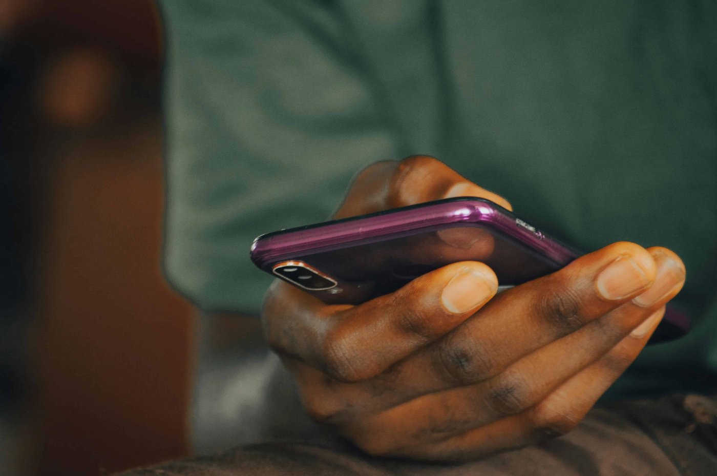 Mains sur smartphone — illustration de l'article sur le choix entre conciergerie et gestion en solo